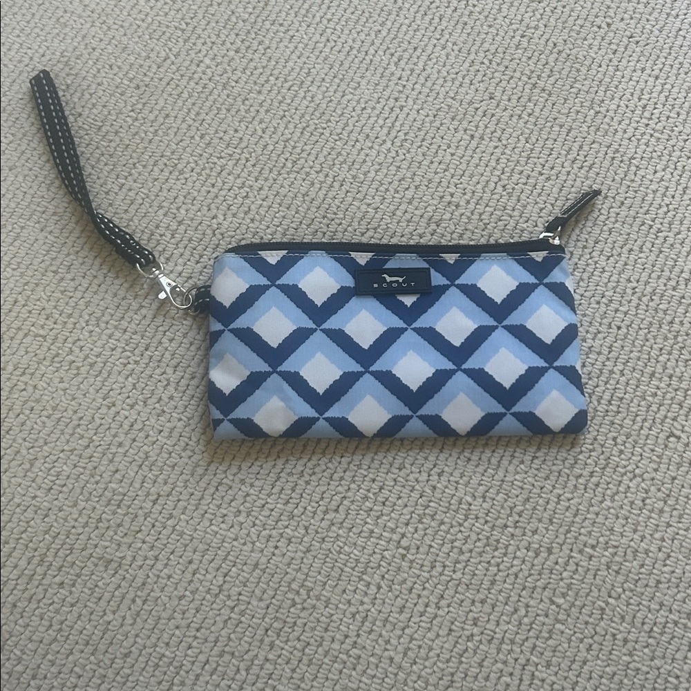 Scout Kate Wristlet in a blue and white diamond or "chain" pattern